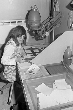 女性従業員が暗室で写真を引き伸ばし・現像している場面 (1973年10月撮影)
