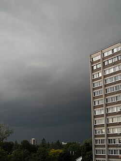 低く垂れこめる乱層雲