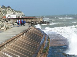 海岸線を守る防潮堤の構造と歴史的役割