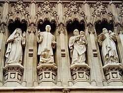 ウェストミンスター寺院に飾られている20世紀の10人の殉教者のレリーフ