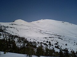 残雪が残る春の至仏山