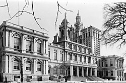 アメリカ歴史的ビル調査が行われた市庁舎と背景のマンハッタン市営ビル