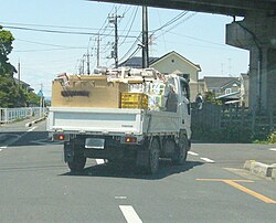 拡声器で営業するちり紙交換のトラック