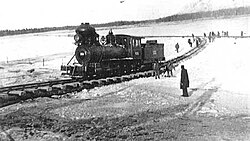 氷結したタナナ川を渡る1923年当時の機関車