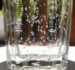 炭酸水の入ったコップ