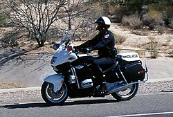 アリゾナ州をオートバイでパトロール中の警察官