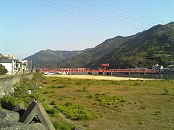 長浜大橋と周囲の山々