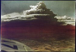 航空機から遠望する山火事に伴う火災嵐