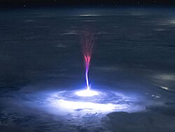 国際宇宙ステーションから撮影された巨大ジェット