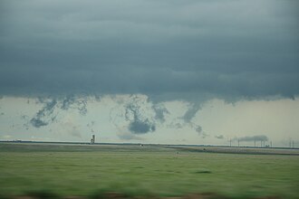 暗い積乱雲のしたに断片雲(ちぎれ雲)が舞う