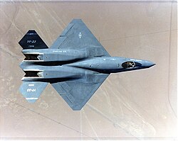 ノースロップYF-23 グレイゴースト プロトタイプ戦闘機のトップダウンビュー。独特の幅広のV尾翼とラダーベーターを示す。