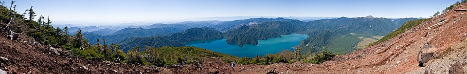 男体山の山頂付近から見た中禅寺湖