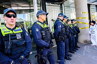 抗議デモに対応するオーストラリア、ビクトリア州警察官