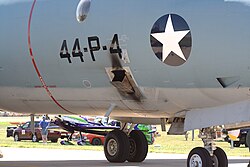 排気ガスで汚れた P-3C のAPU排気口