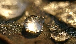 球形の氷晶が割れた状態