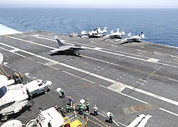 アメリカ海軍の空母ハリー・S・トルーマンに着艦するラファール戦闘機