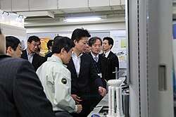 2011年1月、施設を視察する 玄葉光一郎 内閣府特命担当大臣(科学技術政策担当)