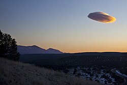 円盤状のレンズ雲