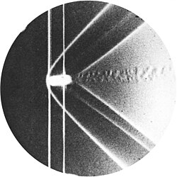 マッハが撮影した、衝撃波をともなう超音速弾丸の写真（1887年）