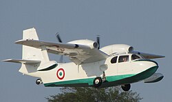 イタリア空軍のピアッジョ P.136。離水中に、水陸両用機の特徴である車輪を折りたたんでいるところ。