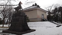 騎兵第17連隊跡地に建てられた記念碑(新潟県上越市の高田城址公園内)