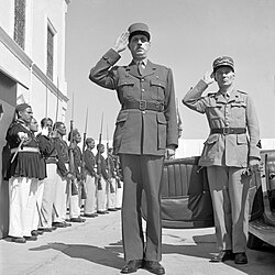チュニジアで閲兵するド・ゴール