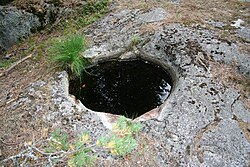 河川の岩盤に見られる典型的なポットホールの様子