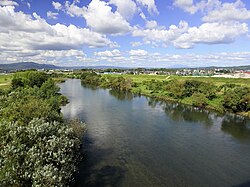 矢作川の流れと右奥に見える恵那山