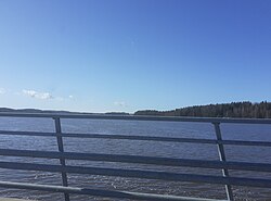 ロホヤに位置するヒイデンベシ湖の景観。