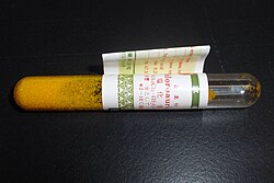 テトラクロリド金(III)酸の結晶または関連物質の外観