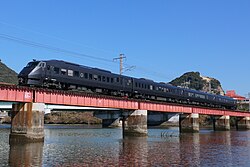 別府川橋梁を通過する特急列車