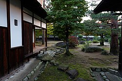 景観に調和した雨水溝の例(岐阜県高山市の 高山陣屋 庭園)