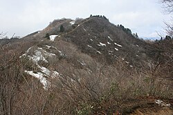 小貝月山から望む山頂部の登山道