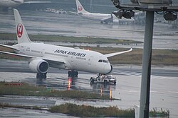新設横断誘導路(A9-L10)を走行中の飛行機