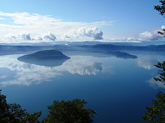 十和田湖:青森県と秋田県にまたがる二重カルデラ湖