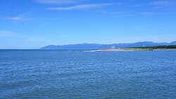 日本海に注ぐ米代川の河口