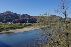 大曲大橋上から見た大平山と雄物川