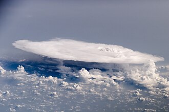 国際宇宙ステーションから撮影したかなとこ雲