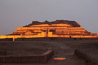 チョガ・ザンビール:古代エラム王国の聖地とジッグラト