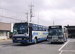 1999年8月当時運転されていた「ニューつくばね号」と、下館駅行きの一般路線バス
