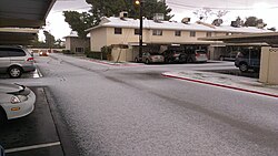 雪のように地面に積もった雪霰