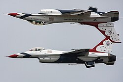 サンダーバーズによるアクロバット飛行
