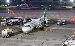 正面から見た ATR 72 の航空灯