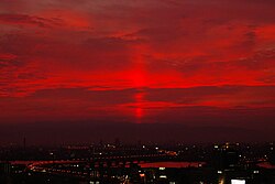 大阪市から見た六甲山方面の太陽柱