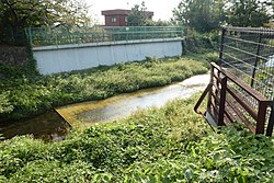 河床が周囲の平面地より高くなった河川、天井川の構造と地理的特徴