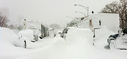 猛吹雪の際には道路に急速に吹き溜まりができ、車が立ち往生することがある。