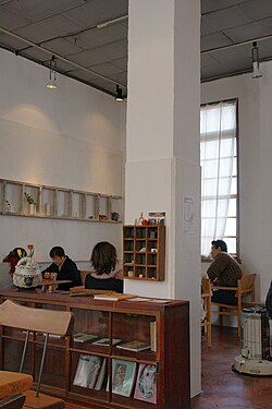 近代建築を活用したカフェ