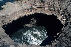 海蝕洞の上部が崩れ天窓ができたもの