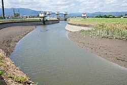 水門付近の河川風景
