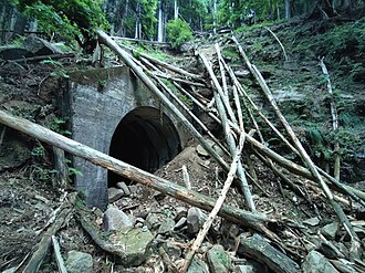 土砂崩れで入口が塞がれたトンネル